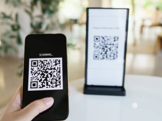 "Engage & Impress: Holographic QR Codes for the Future"