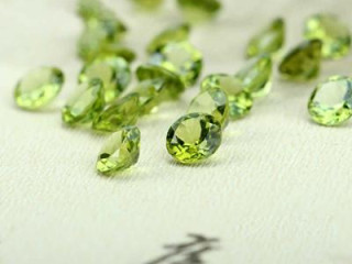 AUGUST BIRTHSTONE — PERIDOT