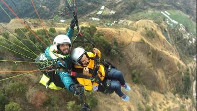 paragliding-in-himachal-big-0